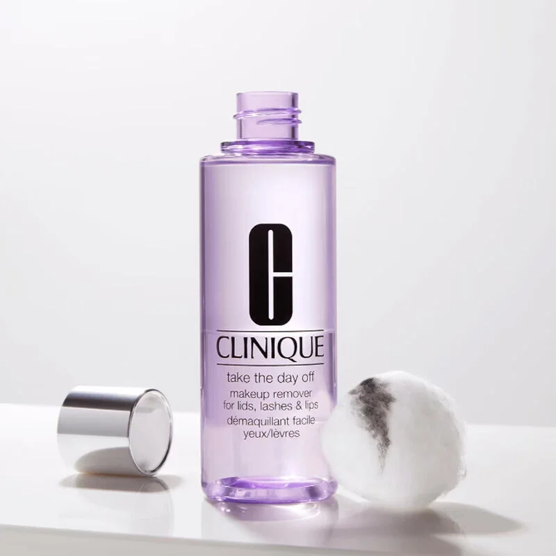 Éliminez le maquillage tenace avec Clinique Take The Day Off 3