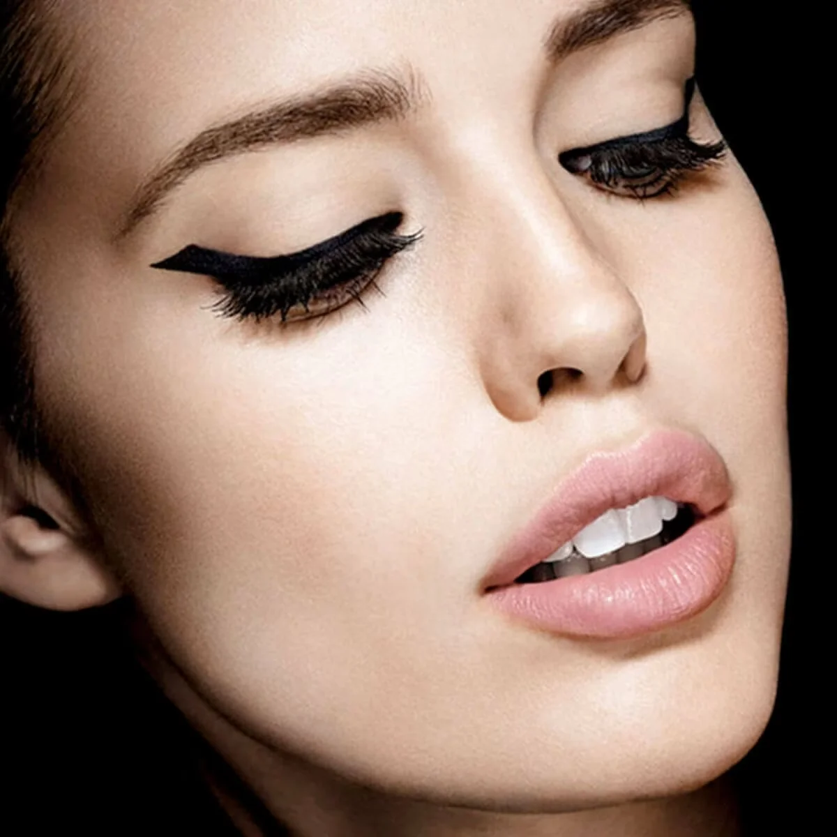 Obtenez un regard intense et mat 24h avec l'Eyeliner Maybell 4
