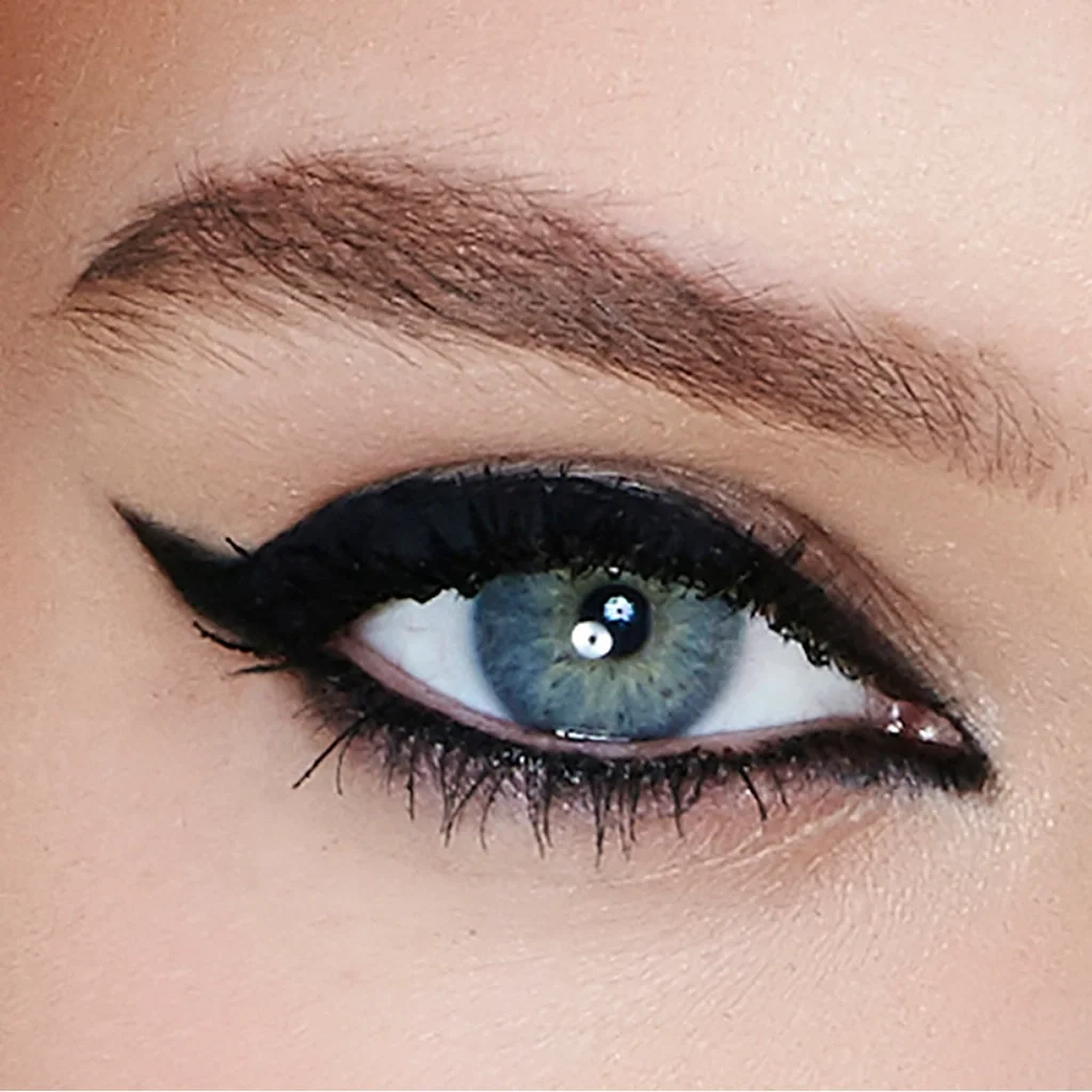 Obtenez un regard intense et mat 24h avec l'Eyeliner Maybell 5