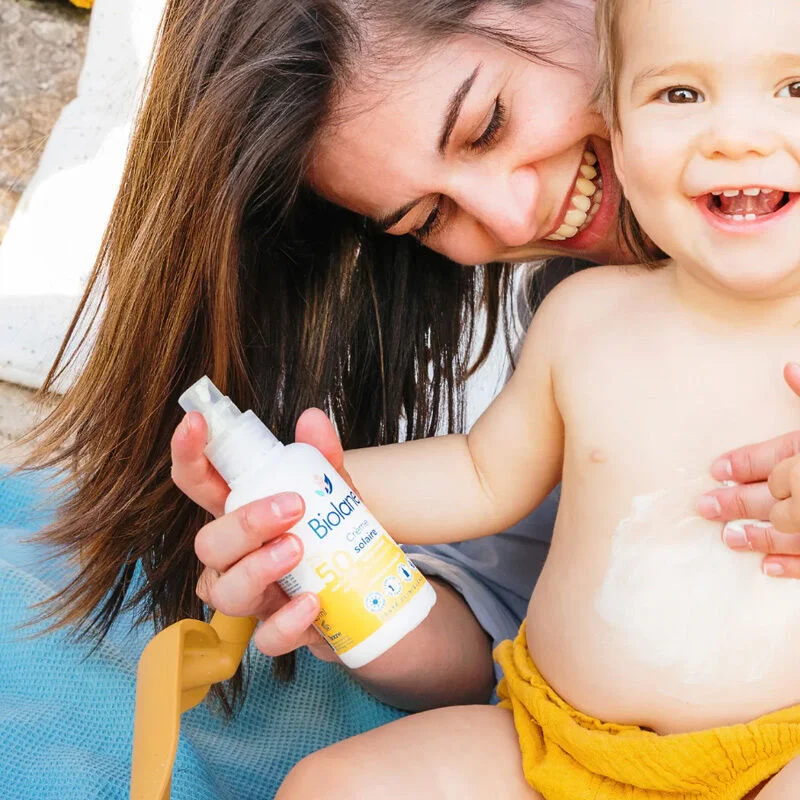 Protégez la peau sensible de bébé avec Biolane SPF50+ 4