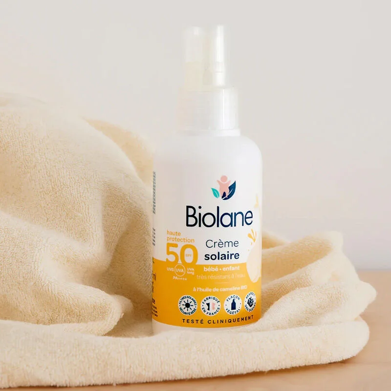 Protégez la peau sensible de bébé avec Biolane SPF50+ 2