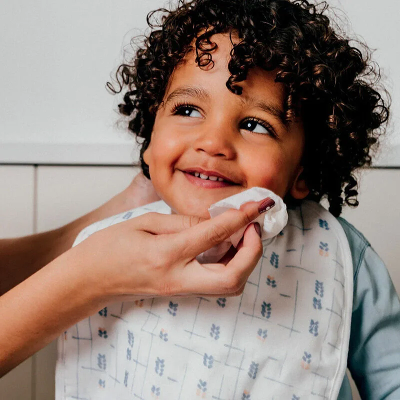 Nettoyez et protégez la peau sensible de bébé avec Biolane H 2