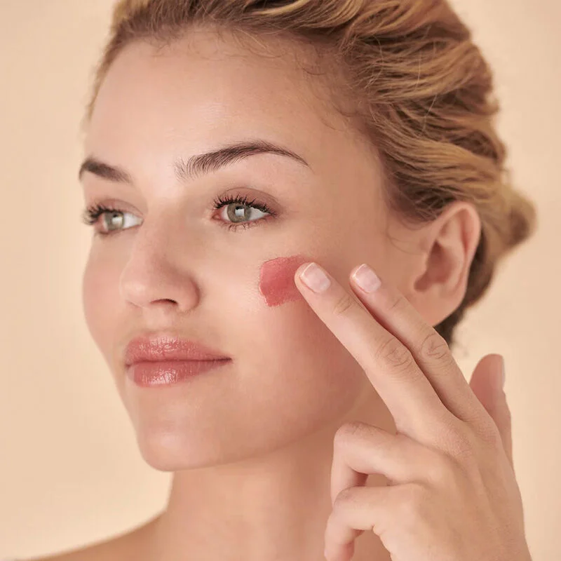 Révélez un Teint Éclatant avec la Crème Rose Glow Embryoliss 3