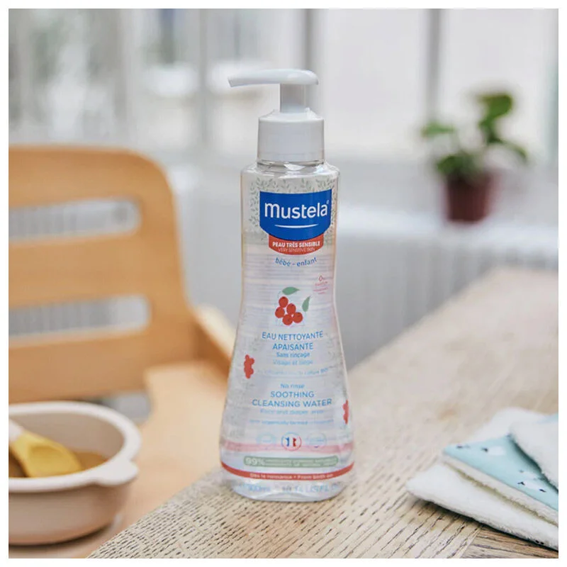 Apaisez et nettoyez la peau sensible de bébé avec Mustela 3