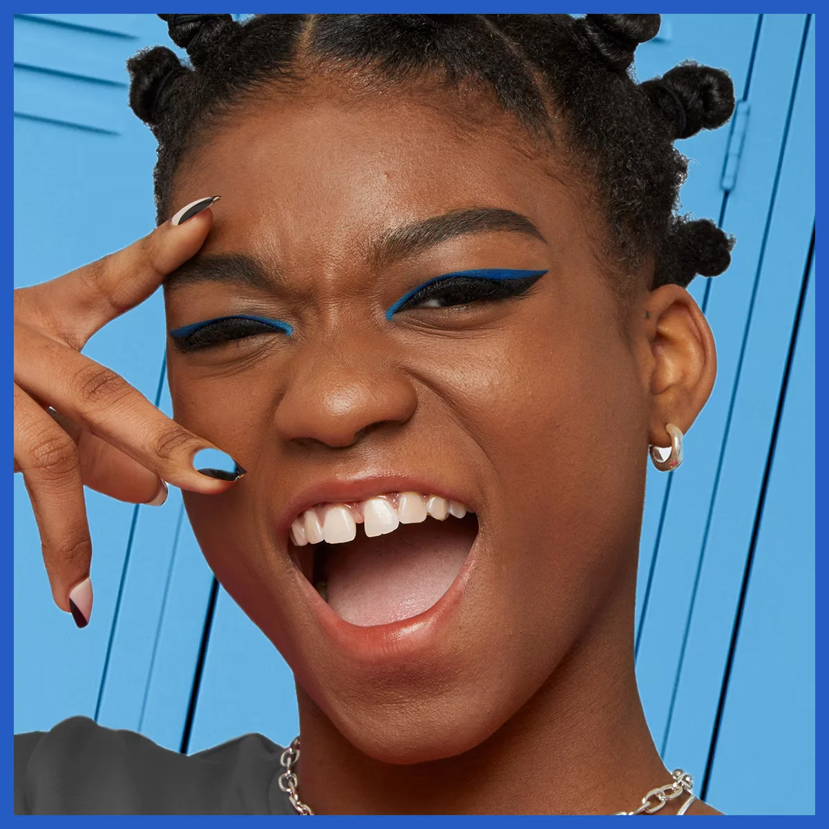 Obtenez un regard intense et précis avec l'eyeliner Maybelli 4