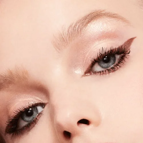 Obtenez un regard défini avec l'Eyeliner La Plume 1944 Paris 2