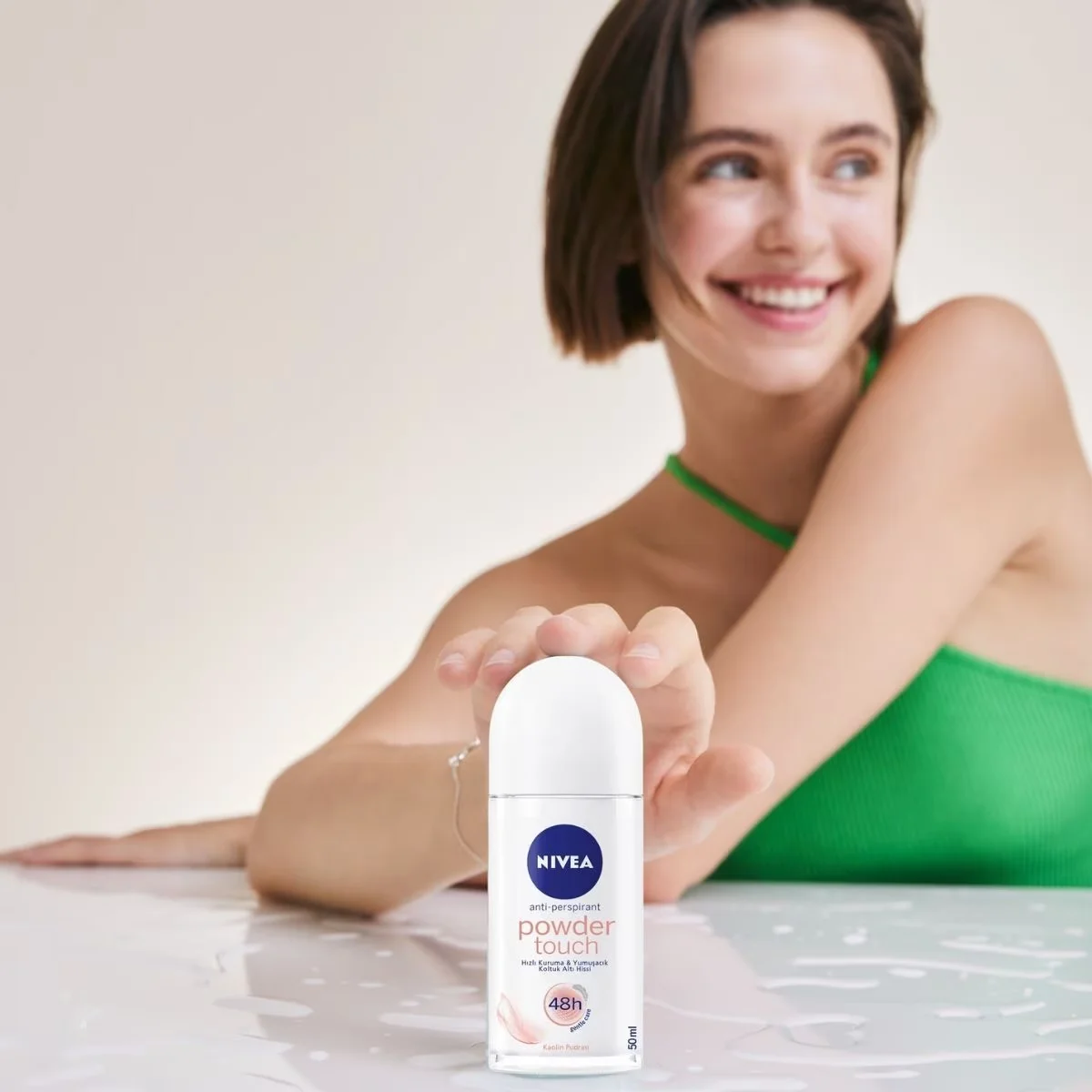 Restez Sèche & Douce 48h avec Nivea Powder Touch Roll-on 2