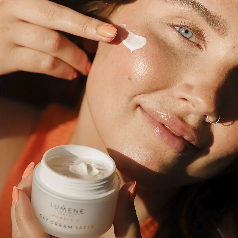 احصلي على بشرة مشرقة ومحمية مع كريم Lumene Nordic-C SPF 15 4