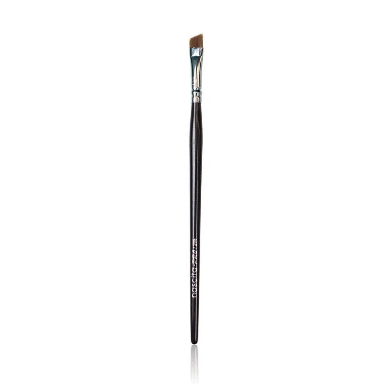 Obtenez un Eyeliner Parfait avec le Pinceau Nascita Pro